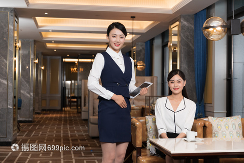 酒店餐厅顾客与服务员形象
