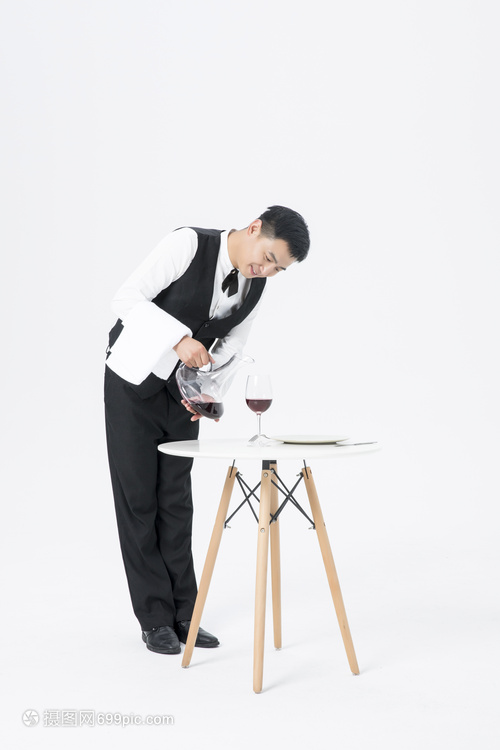 男服务员倒红酒