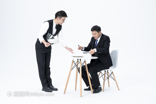 男性服务员上菜