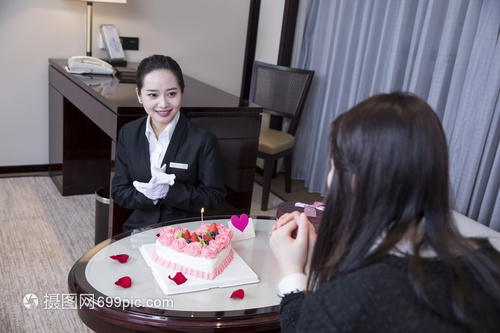 酒店服务人员给客户过生日