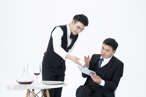 男性服务员服务平板电脑点菜
