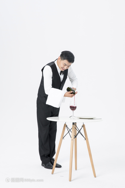 男服务员倒红酒