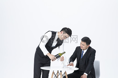 男性服务员服务倒酒