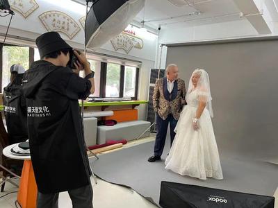 百岁闺蜜相约留影,杨浦这个街道用公益拍照增加"重阳"仪式感