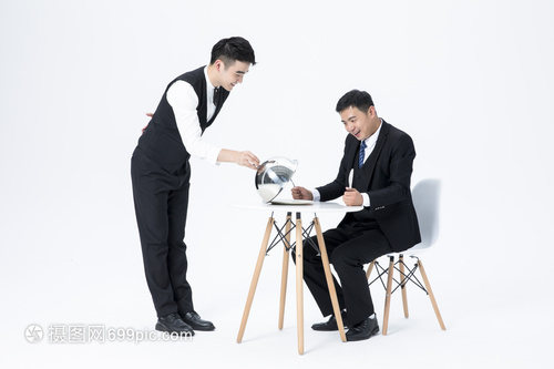 专业摄影摄像服务 捕捉男性服务员上菜的精彩瞬间